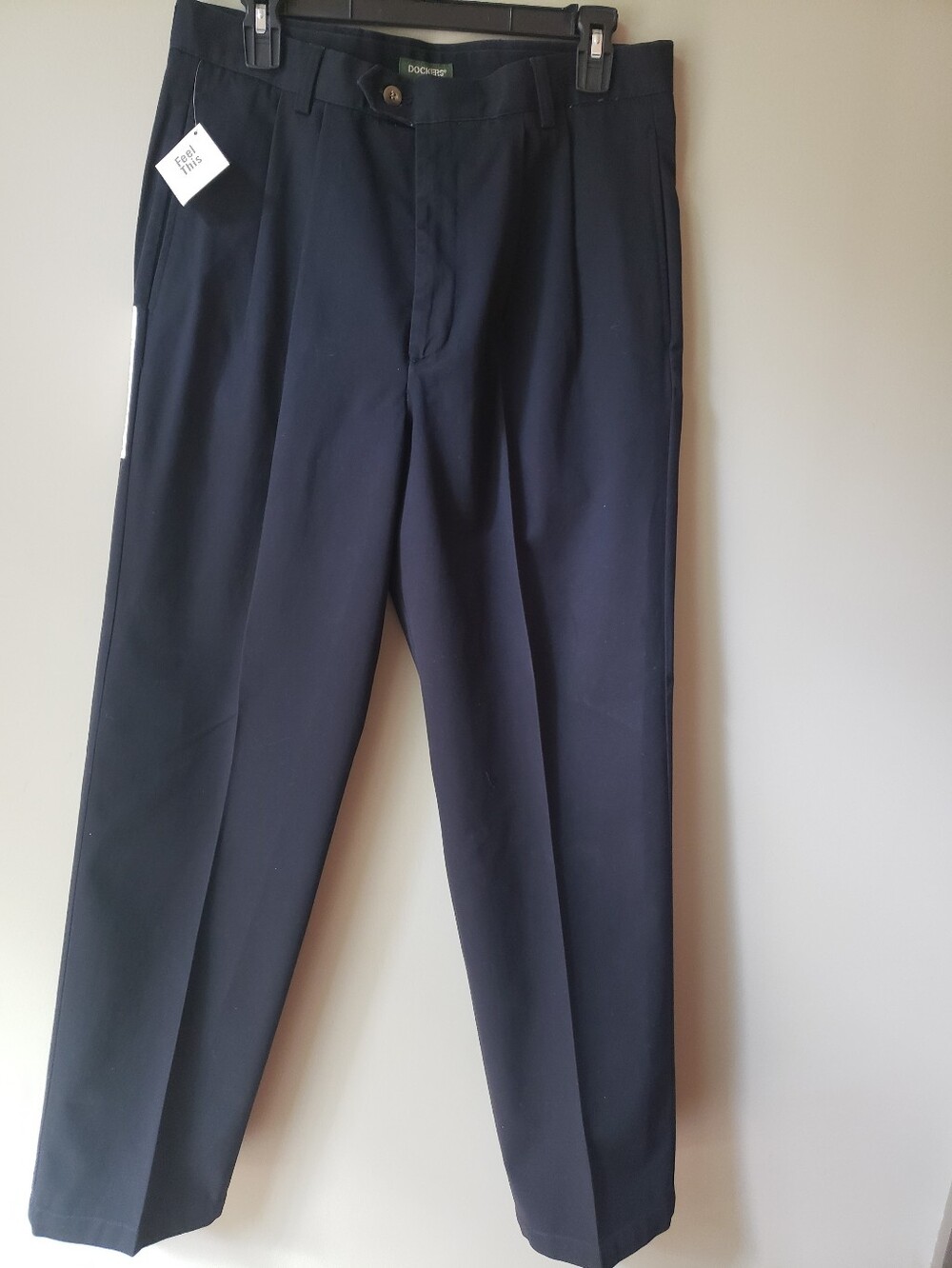 NWT Mens Dockers Odyssey Pleated Khaki Classic Fit No Wrinkle 33 X 32 Black
